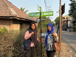 Mahasiswa KKN Universitas Serasan Pasang Plang Jalan di Desa Tegal Rejo