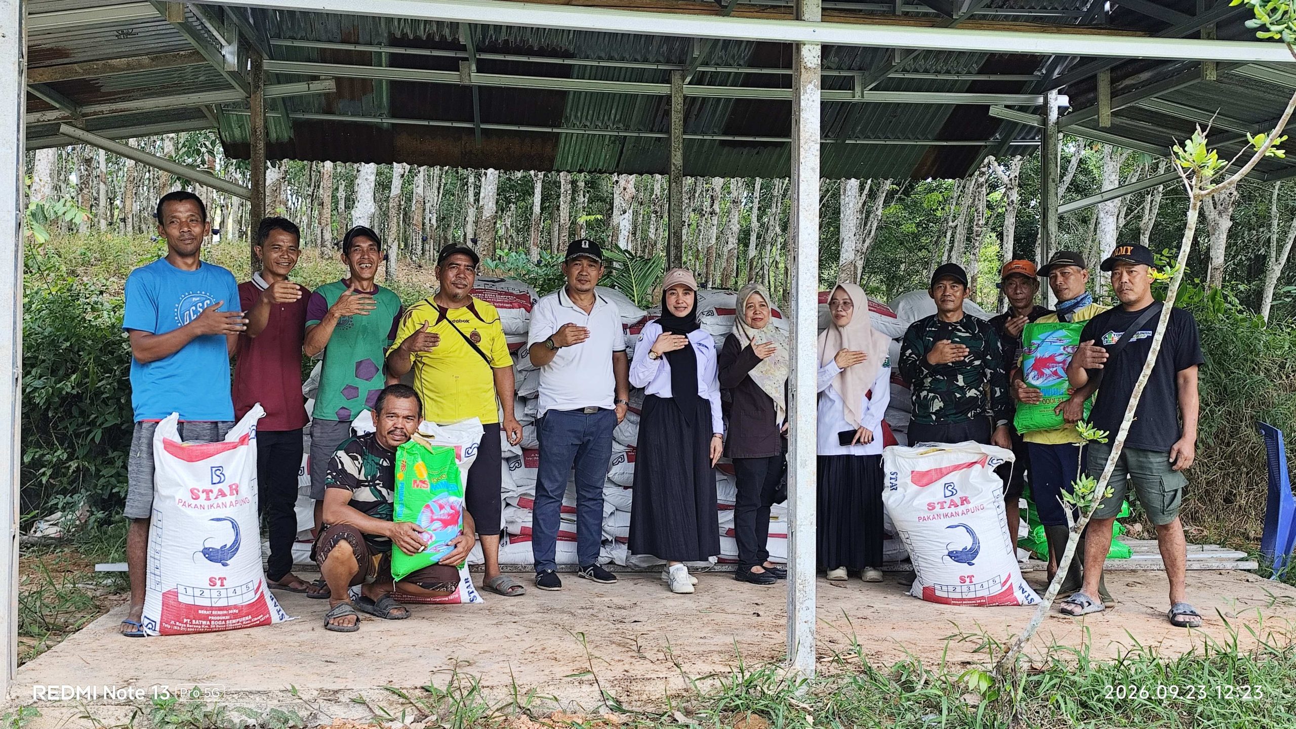 Dorong Ekonomi Pembudidaya Lokal, Dinas Perikanan Muara Enim Salurkan 38 Ribu Benih Ikan ke Pokdakan Ujan Mas Baru