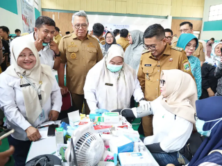 Andra Soni Pantau Cek Kesehatan Gratis di Pondok Aren