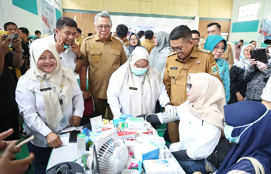 Andra Soni Pantau Cek Kesehatan Gratis di Pondok Aren