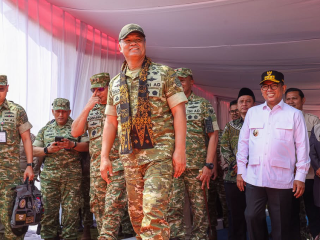 Gubernur Banten Andra Soni Dampingi Wakil Panglima TNI Tutup Karya Bakti di Pandeglang