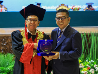 Cerita Haru Gubernur Banten Andra Soni di Wisuda STIE Bhakti Pembangunan