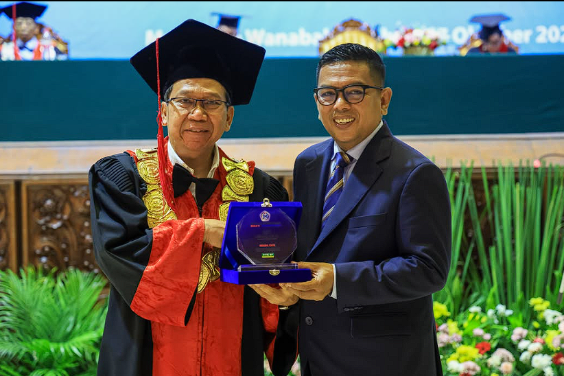 Cerita Haru Gubernur Banten Andra Soni di Wisuda STIE Bhakti Pembangunan