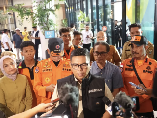 KMP Batumandi Terbakar di Selat Sunda, Gubernur Andra Soni Bersama Menhub Tinjau Evakuasi 420 Penumpang