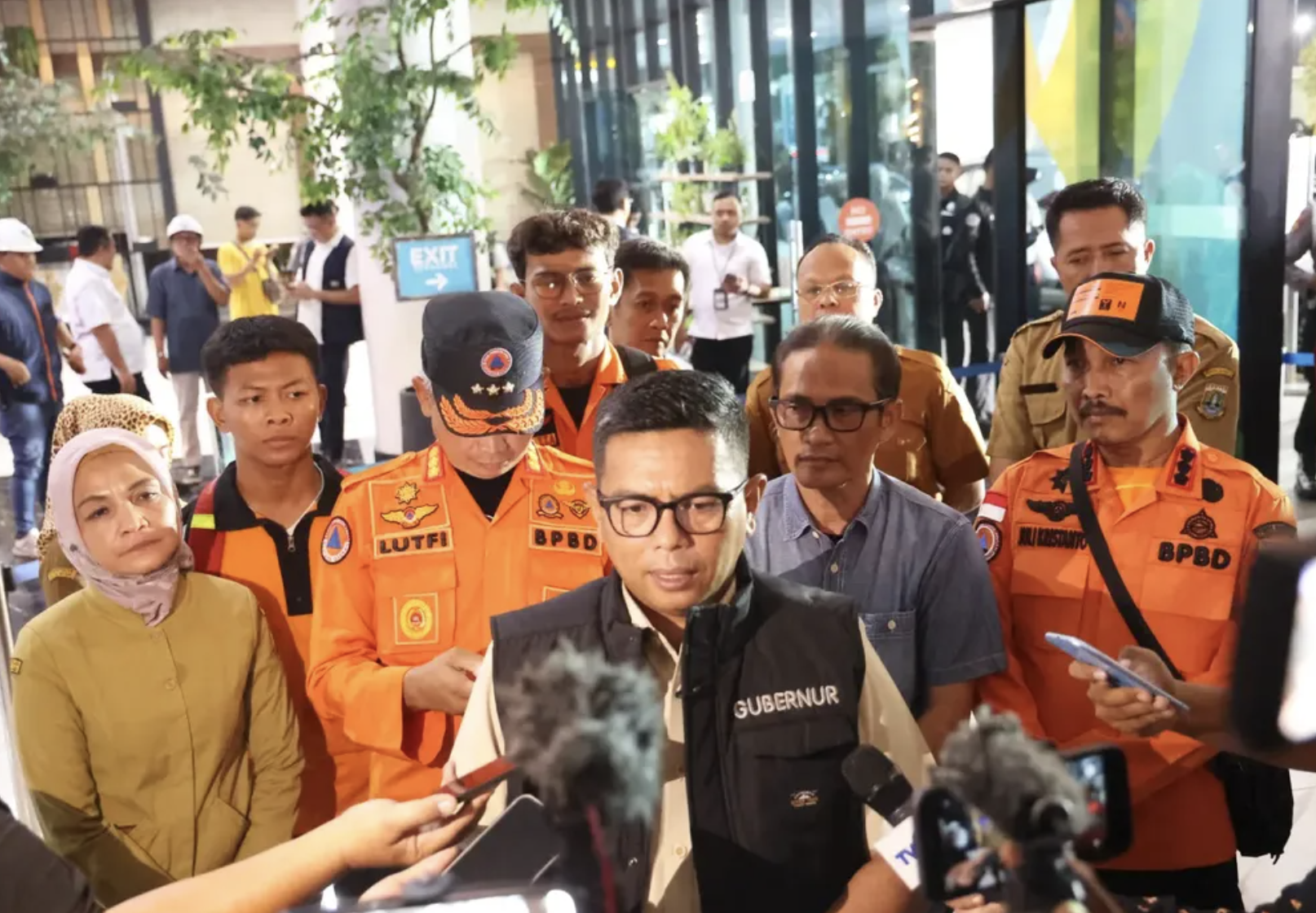 KMP Batumandi Terbakar di Selat Sunda, Gubernur Andra Soni Bersama Menhub Tinjau Evakuasi 420 Penumpang