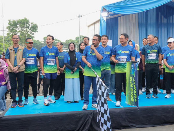 Semarakkan Olahraga dan Kebersamaan, Gubernur Banten Andra Soni Lepas Peserta Jawara Run 2026 di KP3B Serang
