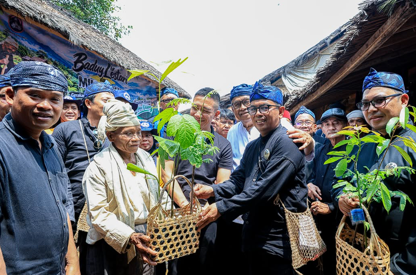 Dukung Pelestarian Lingkungan dan Masyarakat Adat, Gubernur Banten Andra Soni Serahkan 70 Ribu Bibit Tanaman di Baduy