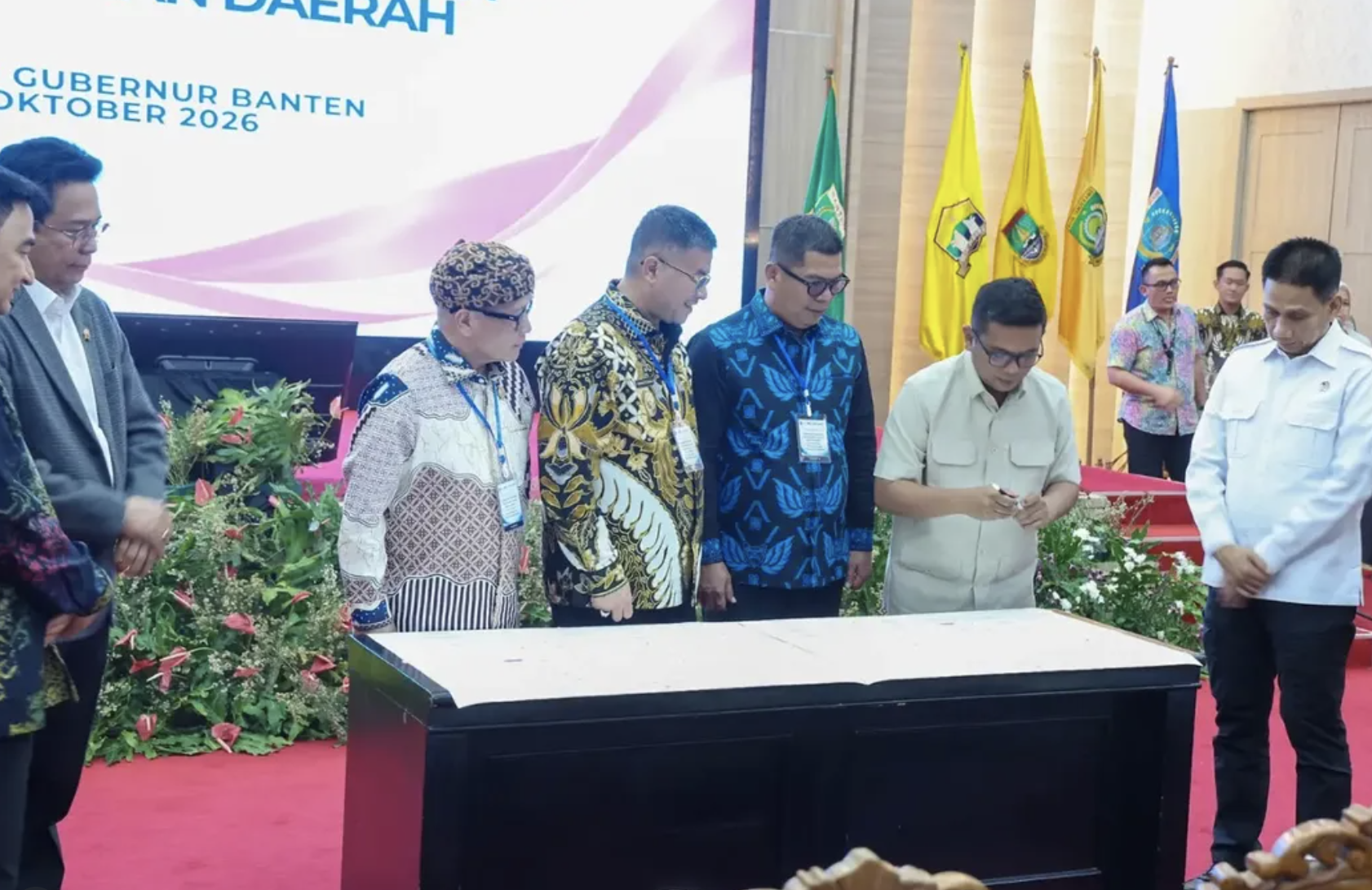 Disaksikan KPK dan Kemendagri, Gubernur Andra Soni Pimpin Penandatanganan Komitmen Antikorupsi Lintas Daerah Banten dan Jawa Barat