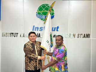Ketua Umum IKA STIAMI Kukuhkan Antonius Asmuruf sebagai Ketua IKA STIAMI Wilayah Papua