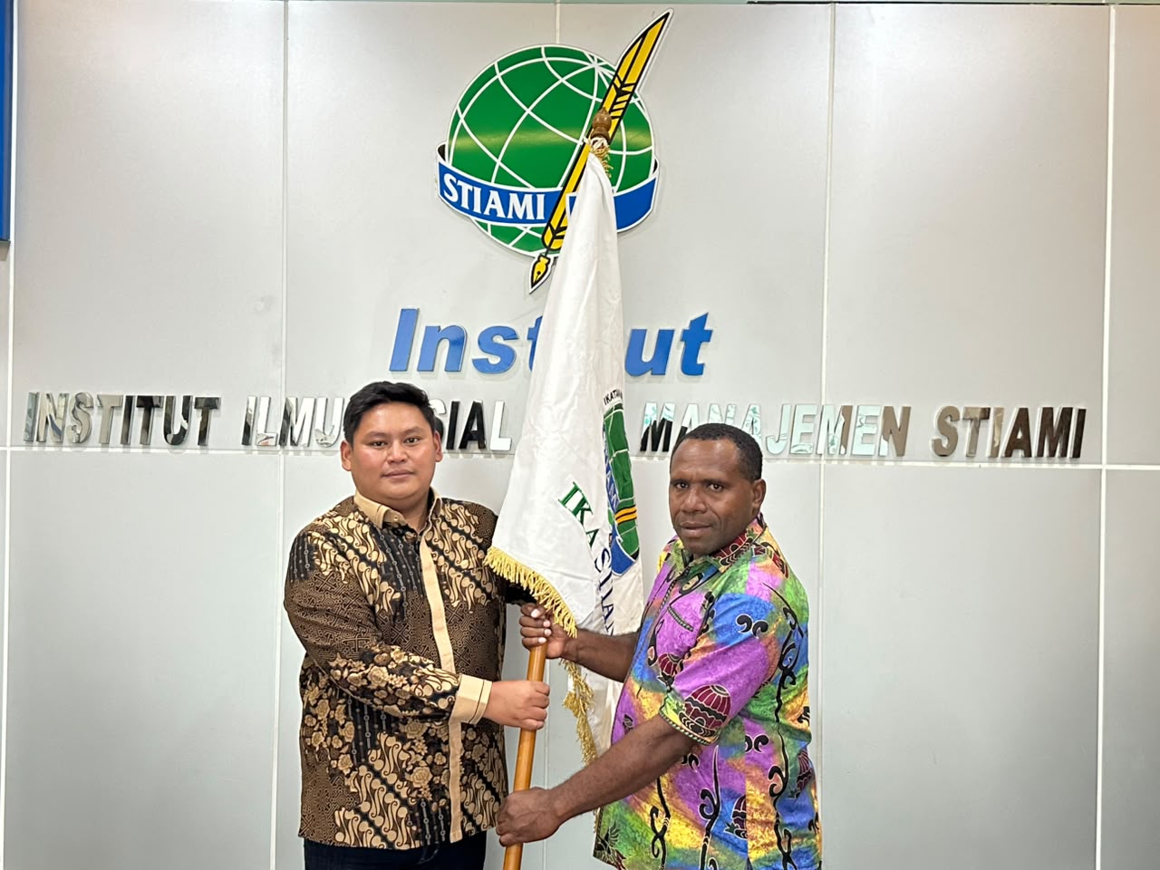 Ketua Umum IKA STIAMI Kukuhkan Antonius Asmuruf sebagai Ketua IKA STIAMI Wilayah Papua