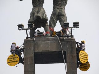 Bentangkan Spanduk Protes di Monumen Selamat Datang Bundaran HI, 6 Aktivis Greenpeace Dievakuasi Petugas Gabungan