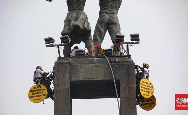 Bentangkan Spanduk Protes di Monumen Selamat Datang Bundaran HI, 6 Aktivis Greenpeace Dievakuasi Petugas Gabungan