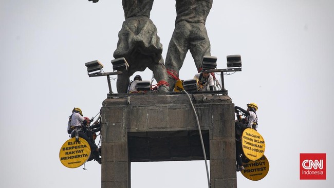 Bentangkan Spanduk Protes di Monumen Selamat Datang Bundaran HI, 6 Aktivis Greenpeace Dievakuasi Petugas Gabungan